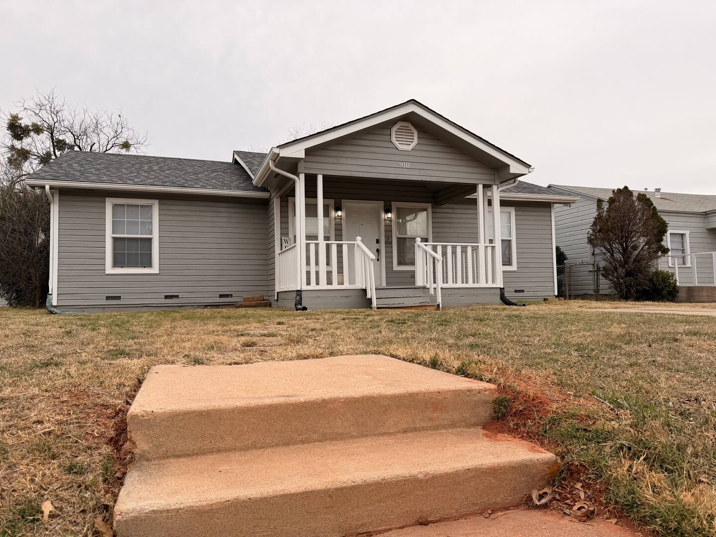 Front porch view of Sunset Cottage in Abilene Texas